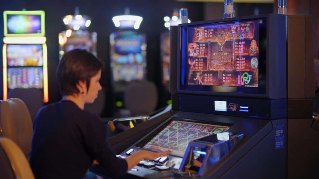 Žena igra Book of Ra na slot mašini u kazinu