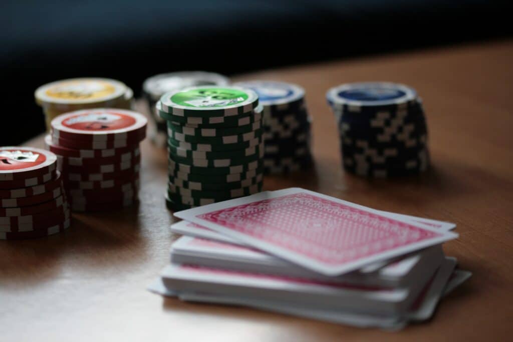 Špil karata i žetoni za poker na stolu