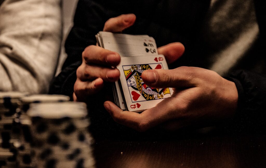 Čovek meša karte za poker