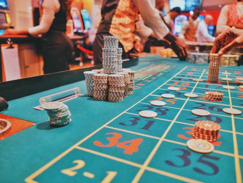 Uloženi čipovi na rulet tabli u kazinu