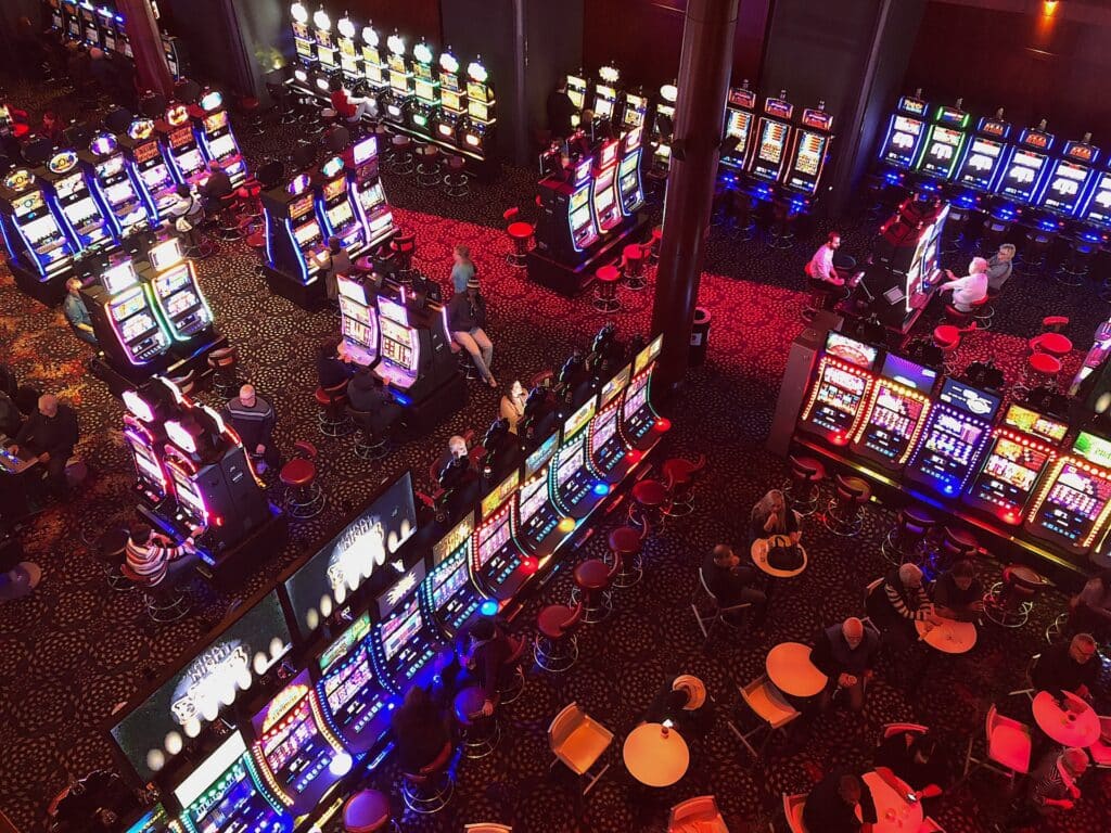 Slot aparati u kazinu i ljudi koji kockaju