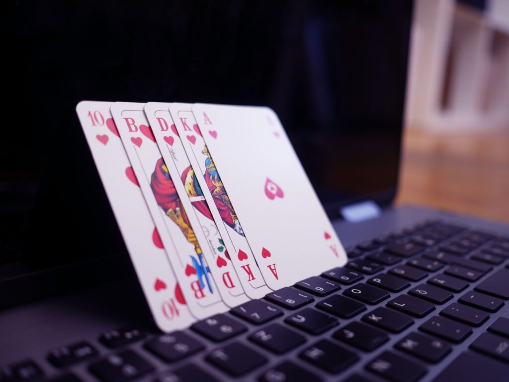 Karte i laptop na kome se može igrati poker online