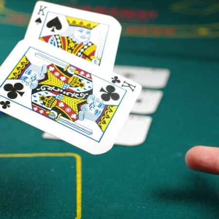 Poker online – 7 prednosti igre za virtuelnim stolom