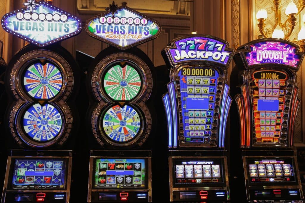 4 slot aparata za kockanje u kazinu sa puno sedmica na ekranu i velikim jackpot ciframa
