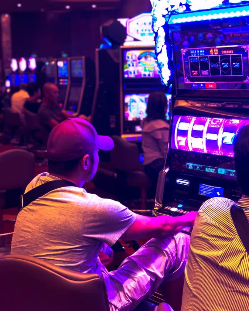 Čovek sa kapom u kazinu igra slot igrice