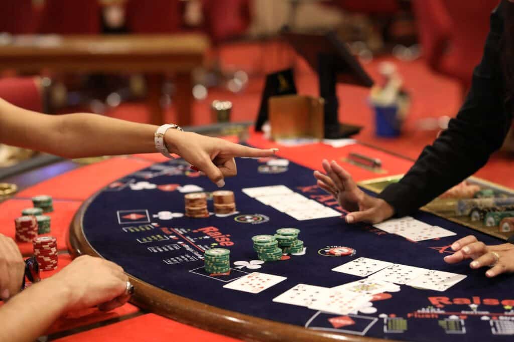 Ženska osoba igra kartašku igru poznavajući blackjack pravila, krupije, žetoni