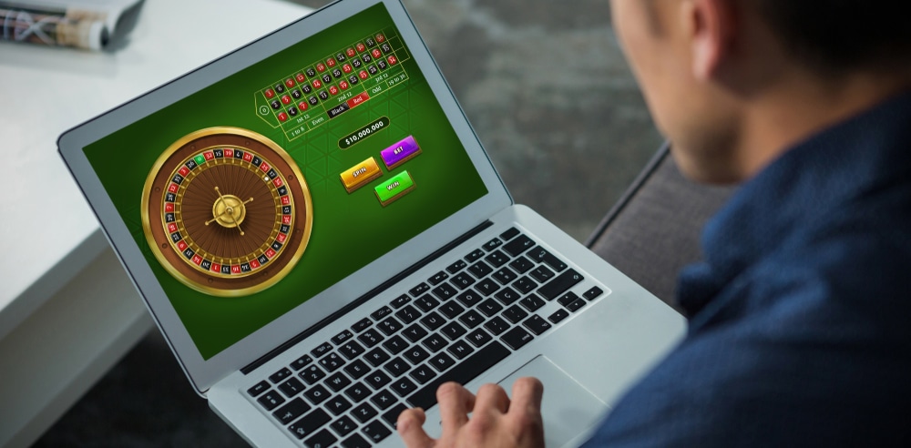 Muškarac na lap topu igra rulet online