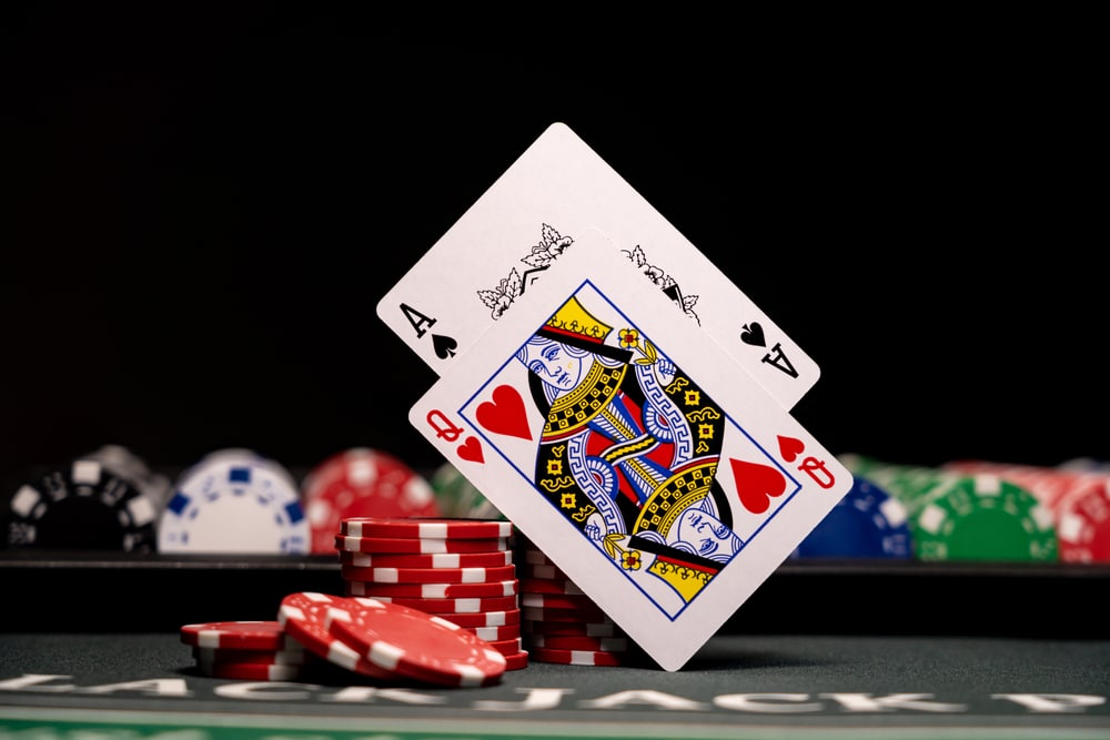 Karte za poker, As, dama, crveno srce, žetoni