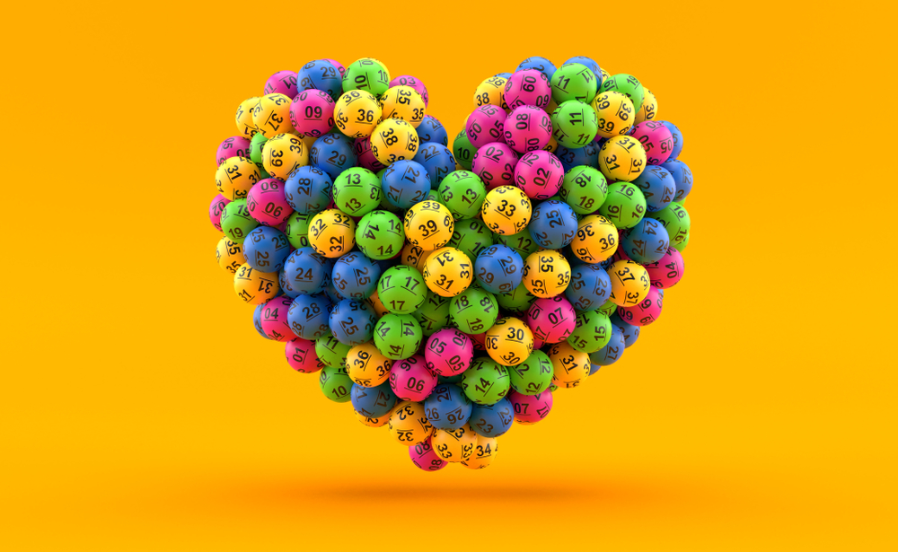 Mnogo šarenih kuglica u obliku srca sa jednobojnom pozadinom