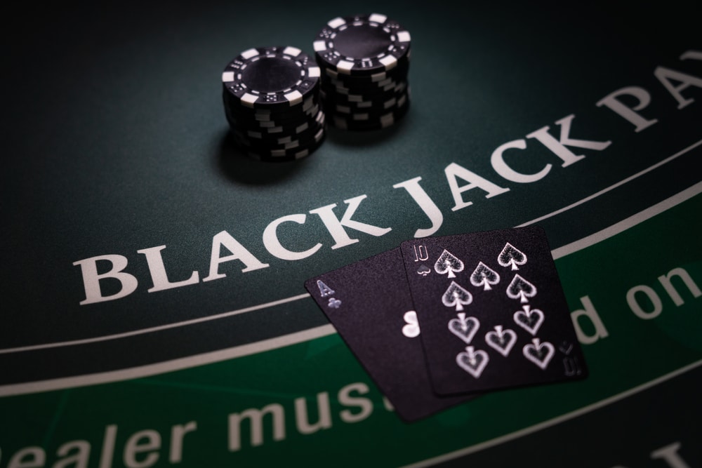 Sto za blackjack, čipovi, crne karte as i desetka